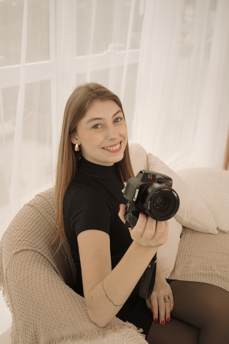 Karina Gnewuch segurando a câmera